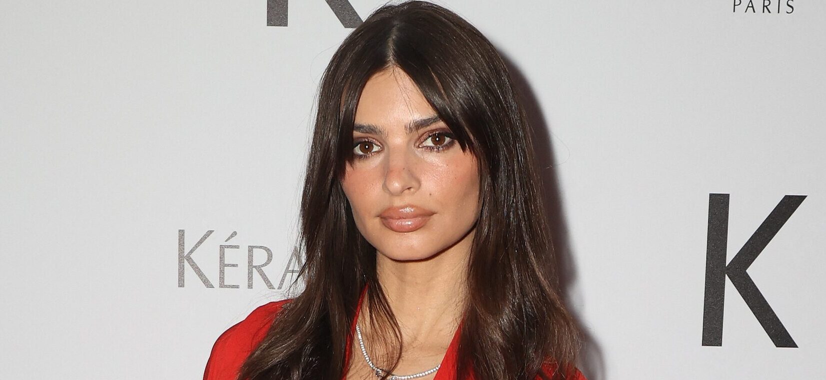 Emily Ratajkowski Bares Her Abs As She Dances In A Bralette And Tiny Shorts