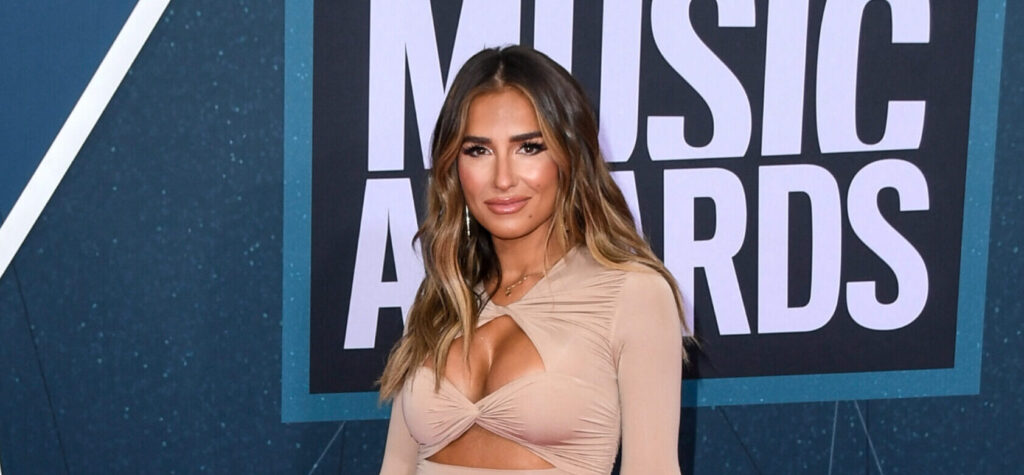 Jessie James Decker SHOCKS Fans By Revealing She Is Pregnant