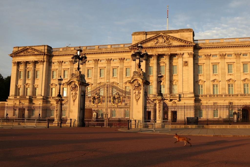 Man arrested climbing into Royal Mews by Buckingham Palace