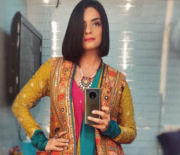 Actress Himanshi Choudhry wearing multi color suit and taking selfie with their smartphone