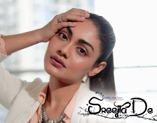 Actress Sreejita De wearing jewellry in white outfit