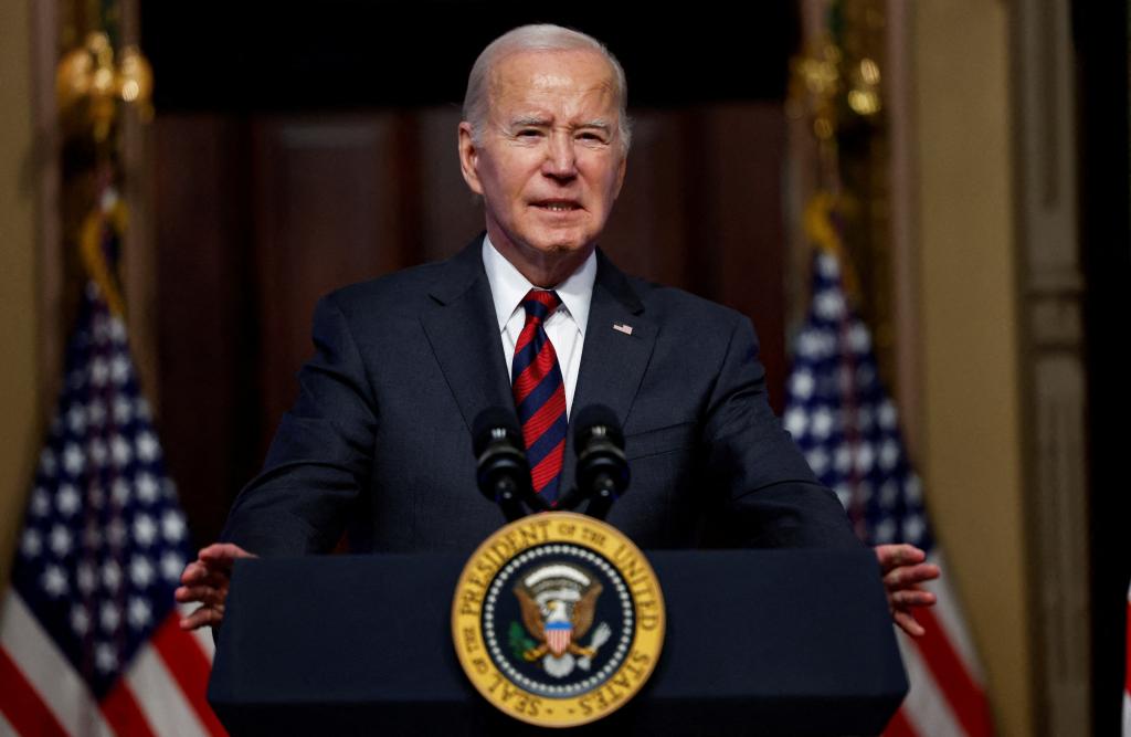 Biden falls to record-low 27% approval among independents — an 8-point drop from October: poll