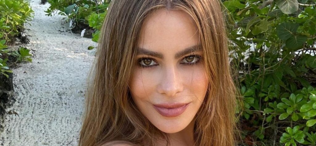 Sofia Vergara Suns Her Buns In Poolside G-String - SCHOOL TRANG DAI