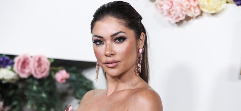 UFC Ring Girl Arianny Celeste Flaunts Her Buns ‘Under The Tuscan Sunz’