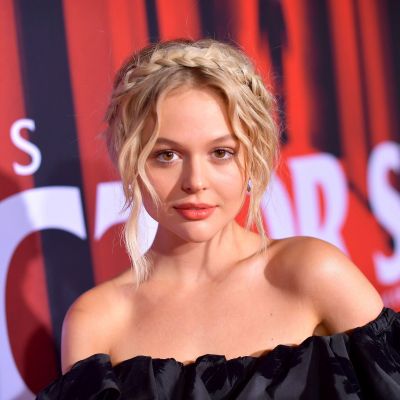 Who Are Emily Alyn Lind Parents? Meet Barbara Alyn Woods And John Lind: Family