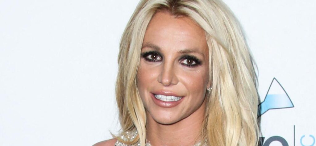 Britney Spears Suns Her Bikini Buns On A Yacht - SCHOOL TRANG DAI