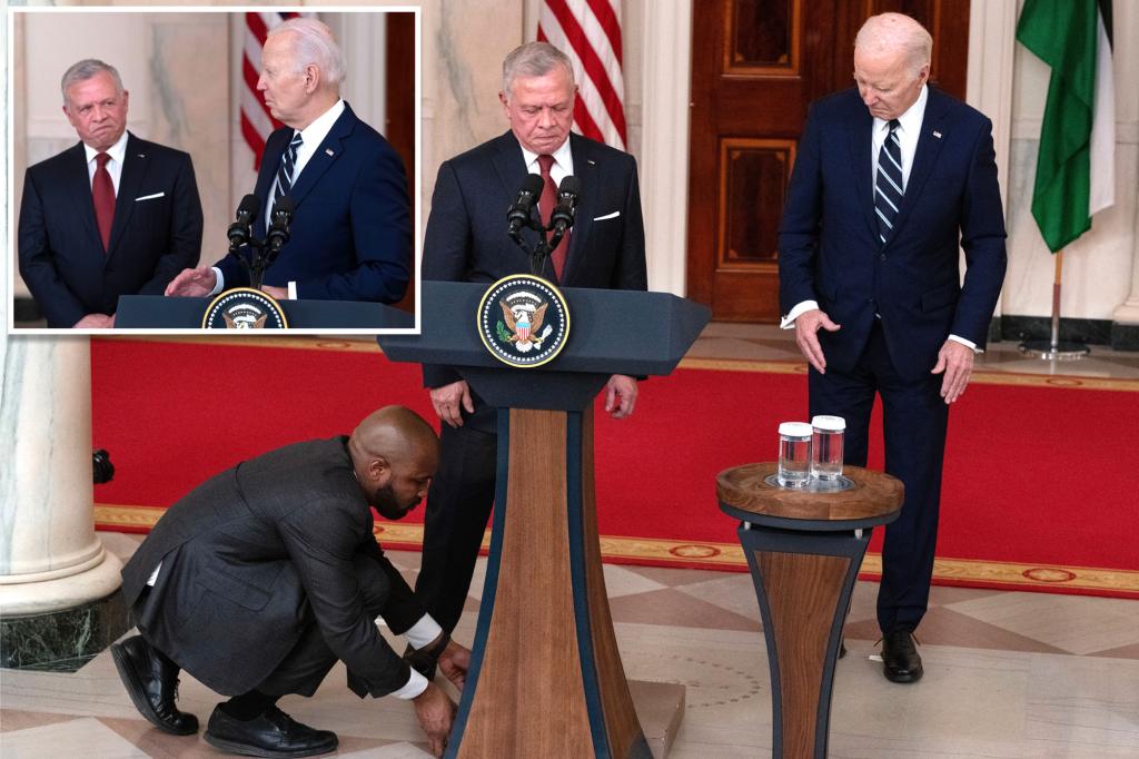 Confused Biden wanders behind podium, stares at the floor as Jordanian king speaks