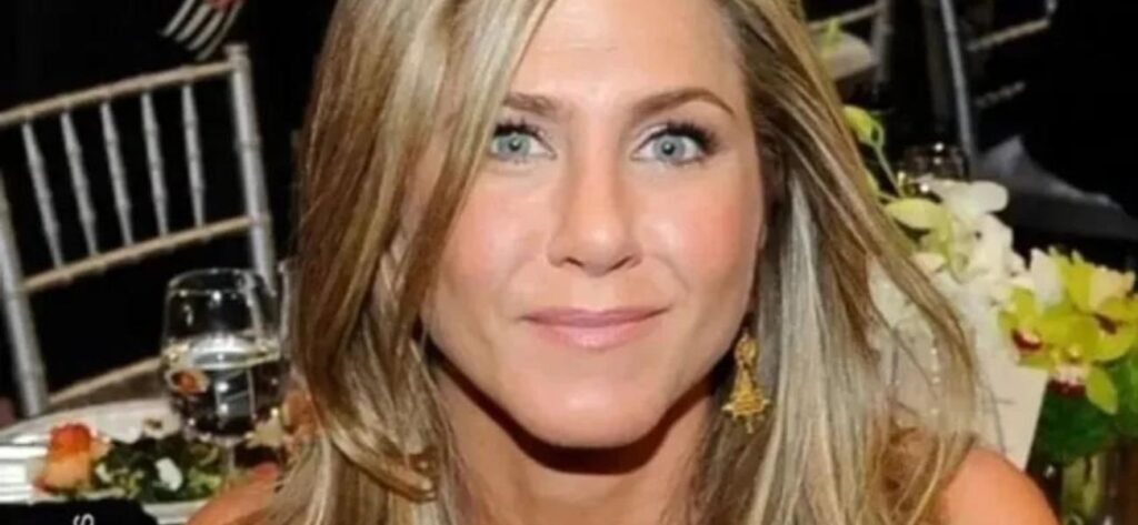 Jennifer Aniston Stuns In String Bikini With Soaking-Wet Hair