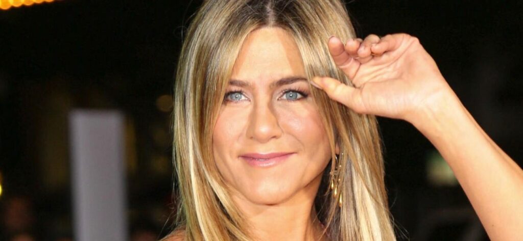 Jennifer Aniston Stuns In Tight Tank And Thigh-Skimming Daisy Dukes