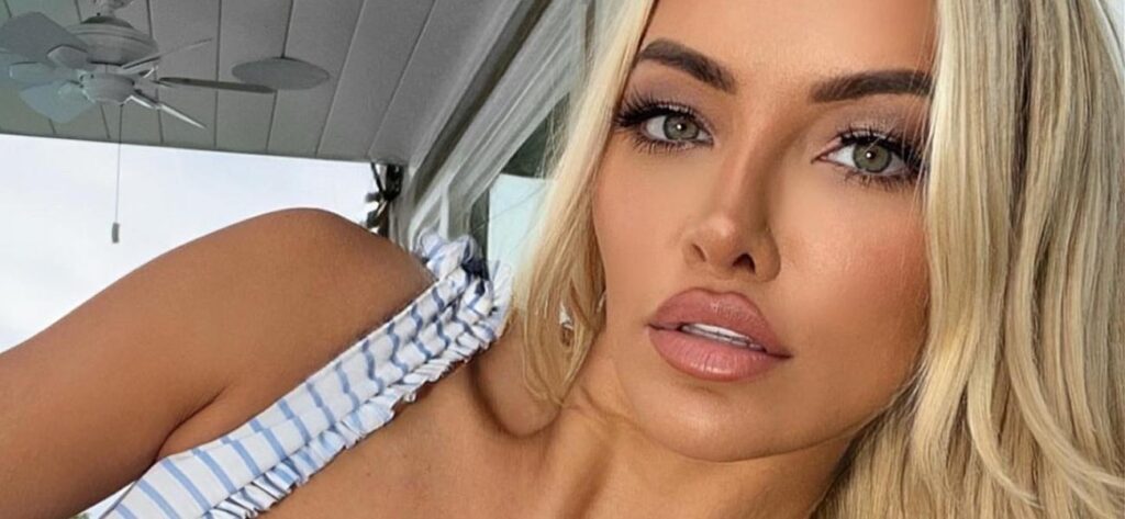 Lindsey Pelas In G-String Underwear Offers A Mirror View