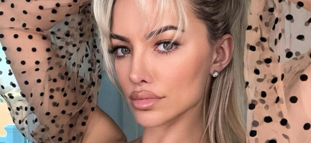 Lindsey Pelas Sunkissed In Swimsuit Is ‘Melting Ice Cubes’