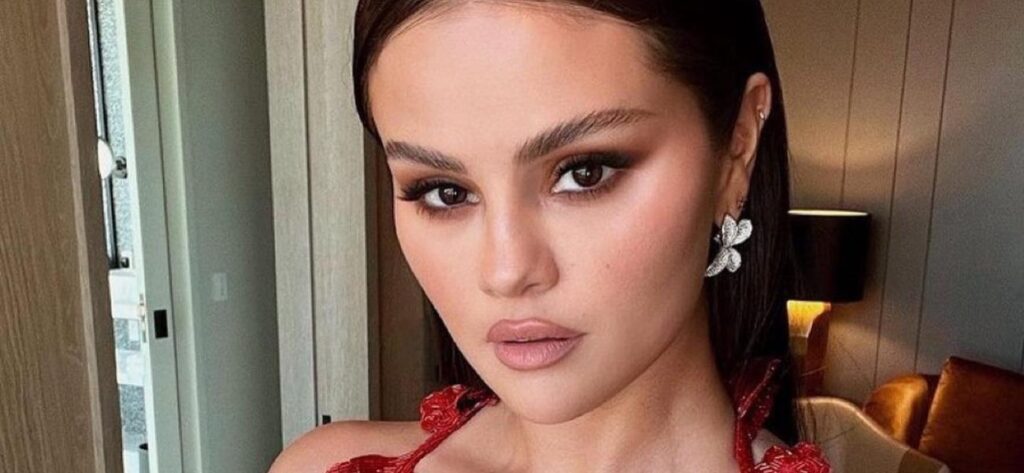 Selena Gomez Stuns In Plunging Swimsuit With A Mirror View