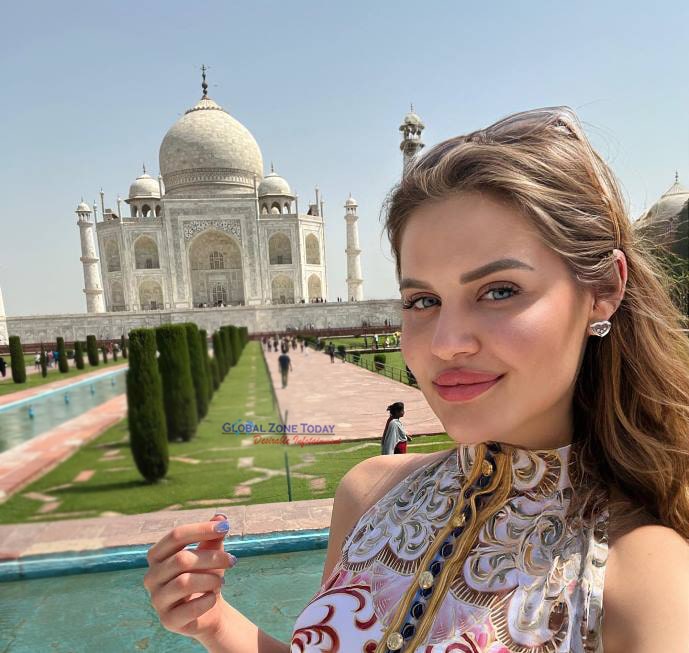 Sofi Noir in India visiting Taj Mahal