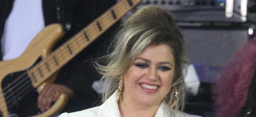Kelly Clarkson Is Teaming Up With This Beloved Artist For A Duet!