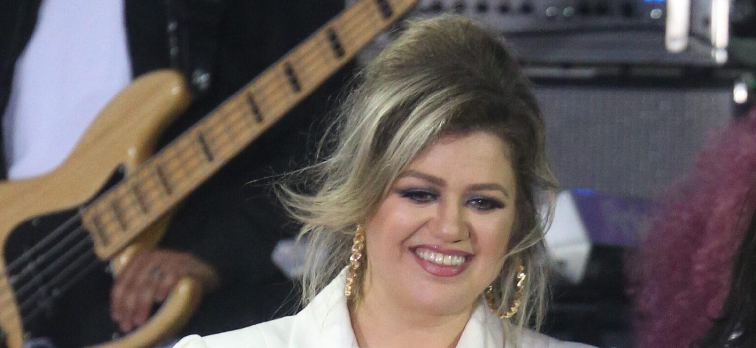 Kelly Clarkson Is Teaming Up With This Beloved Artist For A Duet ...