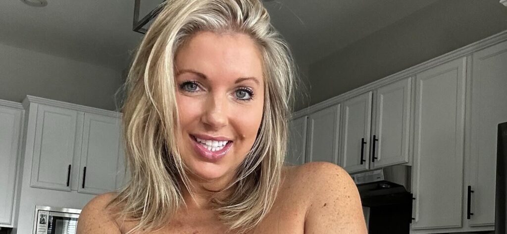 'Texas Thighs' Courtney Ann In Cut-Out Swimsuit Tells Fans To 'Swipe Thru'
