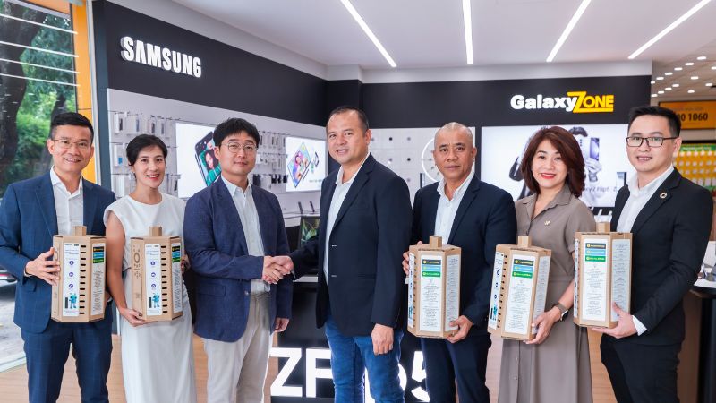 Đại diện của Tập đoàn Thế Giới Di Động và Công ty Điện tử Samsung Vina cùng triển khai chương trình thu gom pin cũ