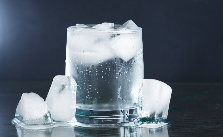 Uống nước đá lạnh thời gian dài khiến cổ họng bạn dễ bị khô, rát, thậm chí là đau họng