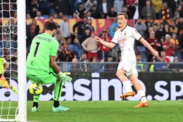 AS Roma "bất ngờ" chia điểm kịch tính trước AC Milan