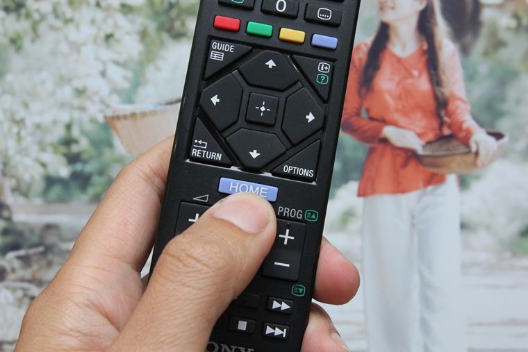Nhấn nút HOME để truy cập giao diện chính tivi