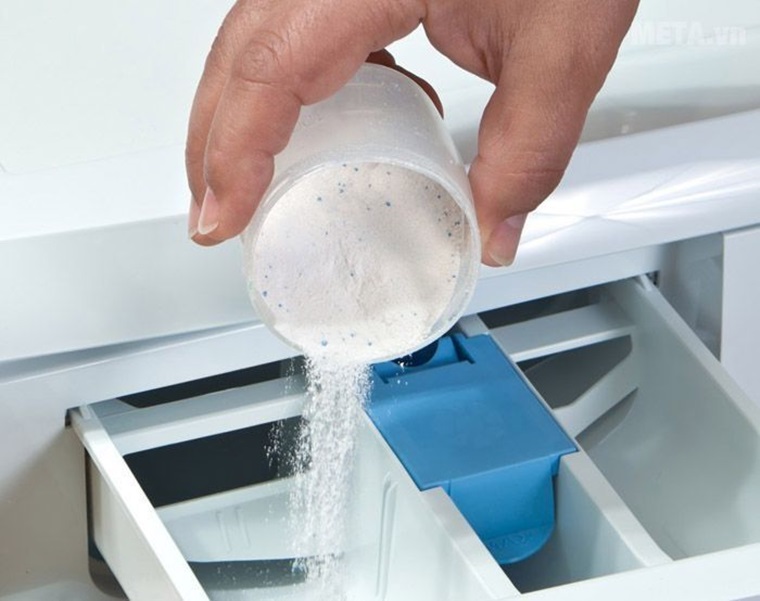 Cho bột giặt (hoặc nước giặt) vào máy