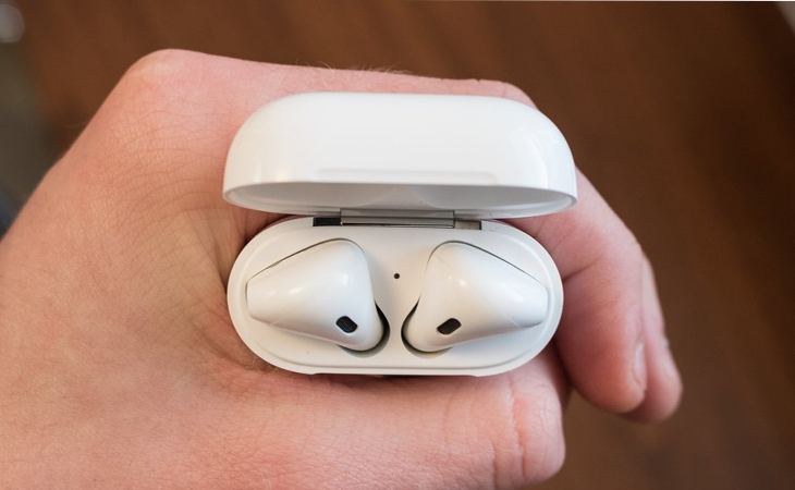 Bước 1: Đặt tai nghe AirPods trở lại hộp sạc.