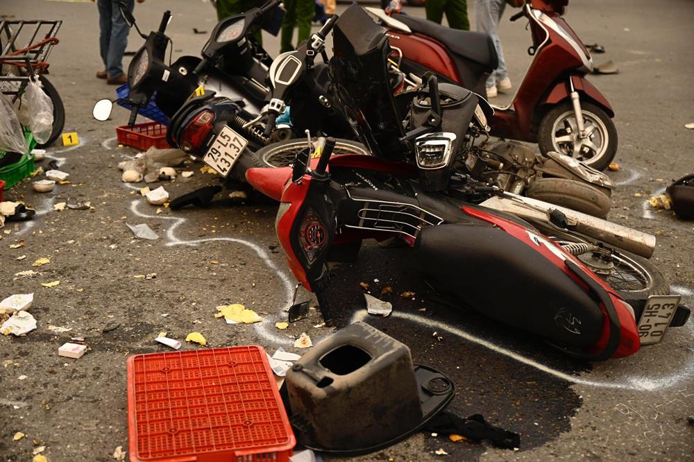 Hé lộ Clip ô tô tông 17 xe máy tại đường Võ Chí Công, TP Hà Nội