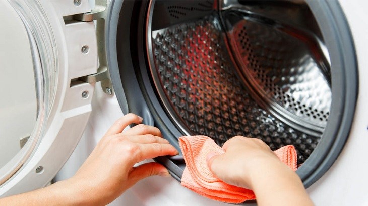 Nên vệ sinh máy giặt, nhất là lồng giặt, định kỳ để tăng tuổi thọ và duy trì hiệu suất hoạt động của thiết bị