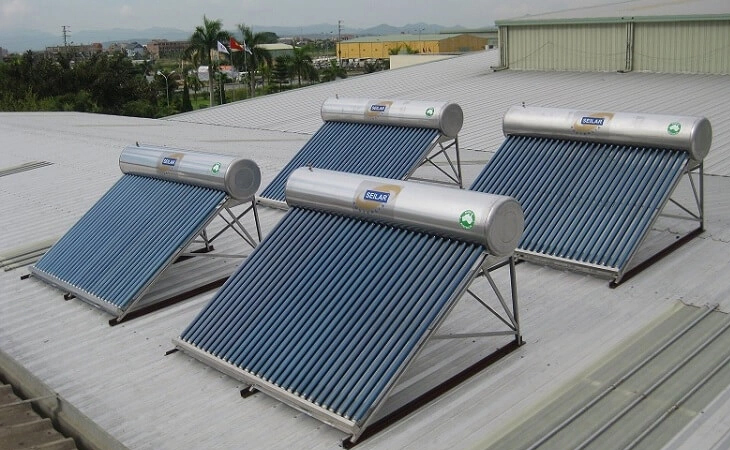 Lắp máy nước nóng năng lượng mặt trời trên mái bằng
