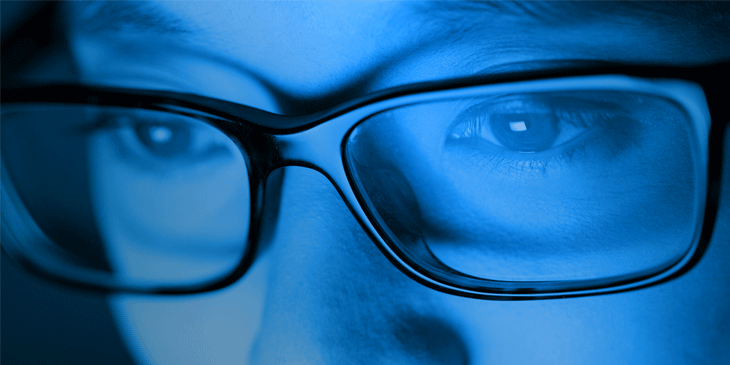 Mang kính đi đêm sẽ giúp chống loá ánh sáng gây cản trở tầm nhìn