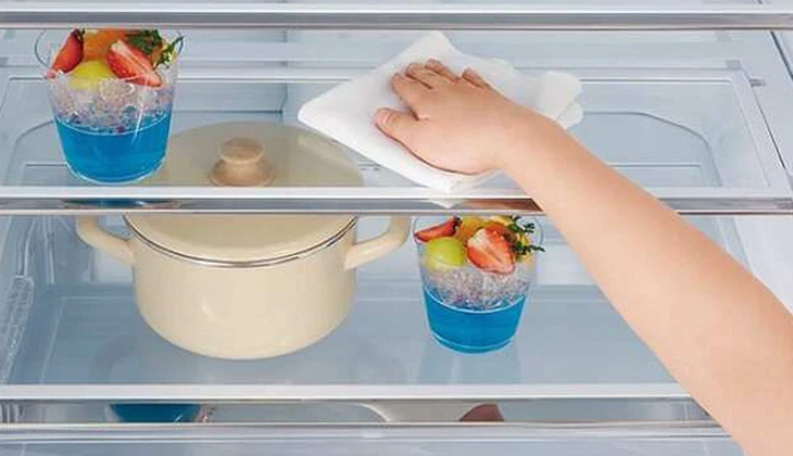 Vệ sinh tủ lạnh không kỹ khiến tủ có mùi hôi