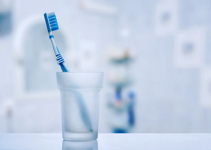 Bàn chải thường là công cụ vệ sinh răng miệng truyền thống phổ biến trong mọi gia đình
