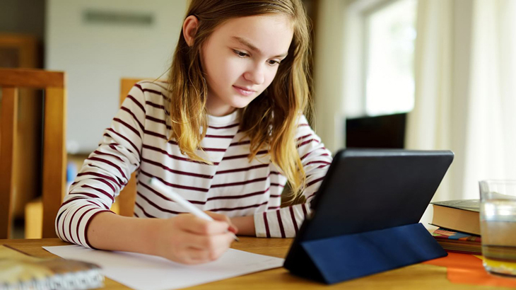 Máy tính bảng là công cụ hữu ích hỗ trợ bé học online, học tiếng anh hiệu quả