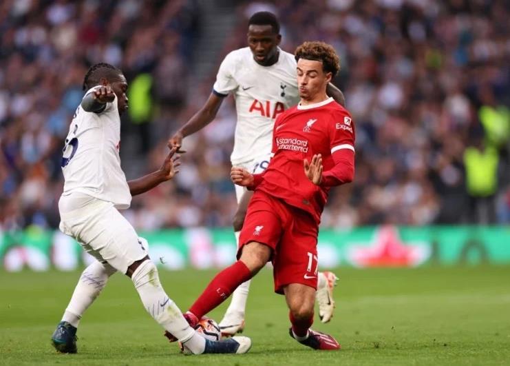 Tottenham chiến thắng đầy tranh cãi khi Liverpool nhận 2 thẻ đỏ