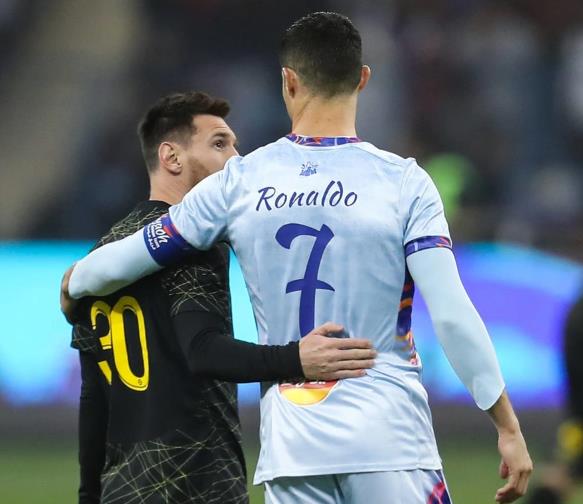 Messi bị "chê" không xứng giành Quả bóng vàng, C.Ronaldo bất ngờ phản ứng