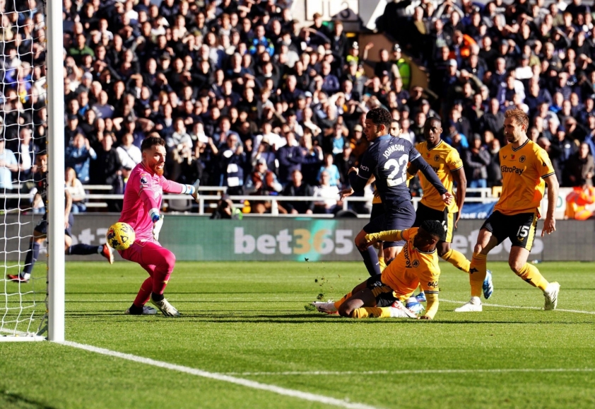 Ngược dòng phút bù giờ, Wolves dập tắt “hy vọng” lên đầu bảng của Tottenham