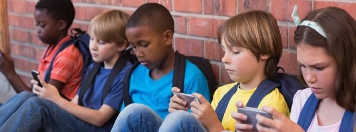 Có nên mua điện thoại cho trẻ em dưới 10 tuổi không?