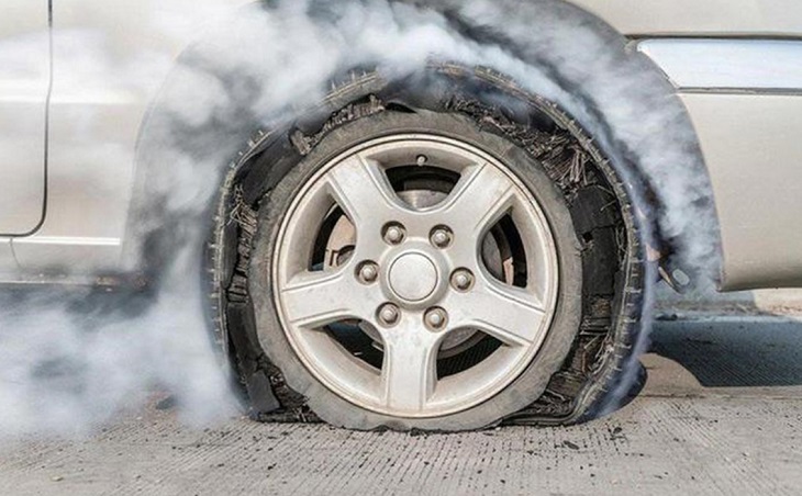 Vì sao nên lắp đặt, sử dụng cảm biến áp suất lốp xe cho ô tô?