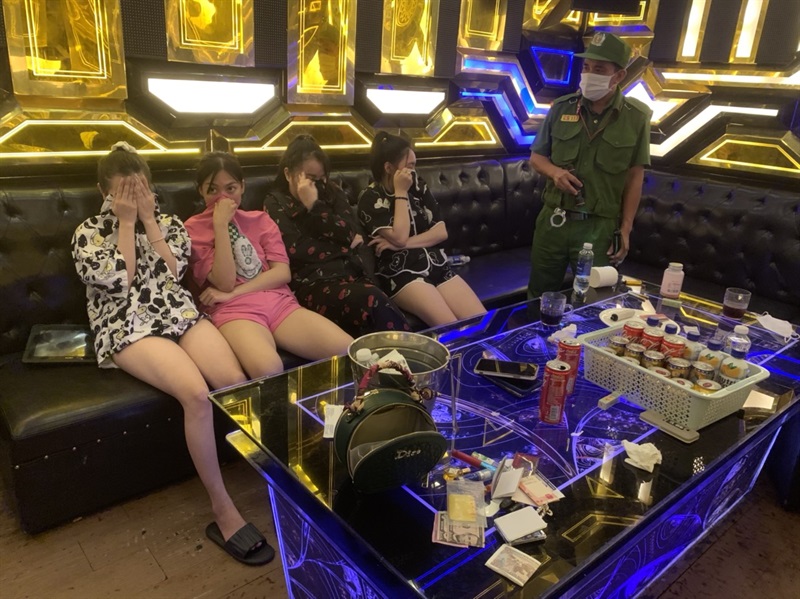 13 nam thanh nữ tú "mở tiệc mai thúy" trong karaoke ở Quảng Nam, toàn bộ đều "dương tính không âm"