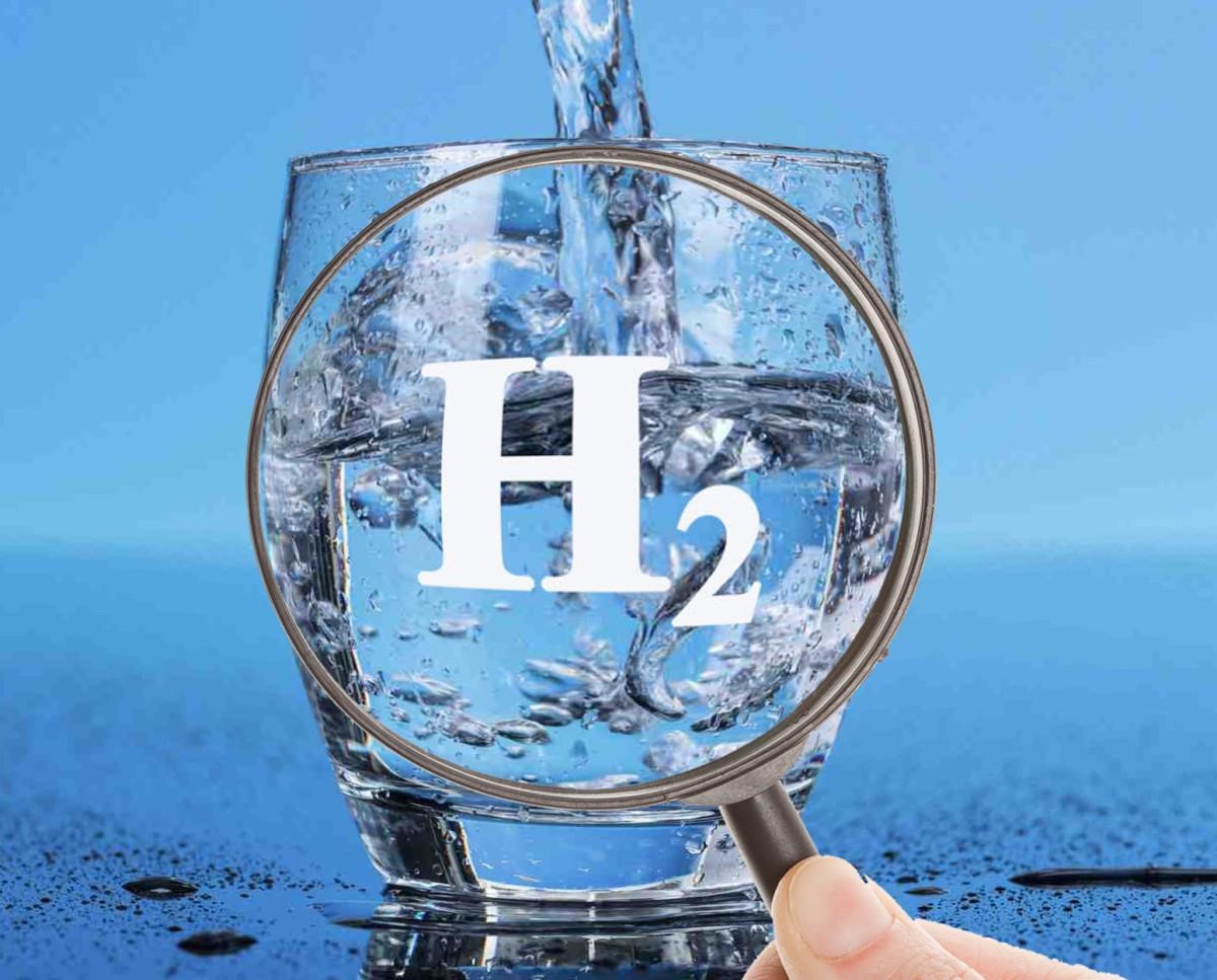 Nước ion kiềm giàu hydrogen được đưa vào hệ thống điện giải, có độ pH khoảng 8.0 - 9.5