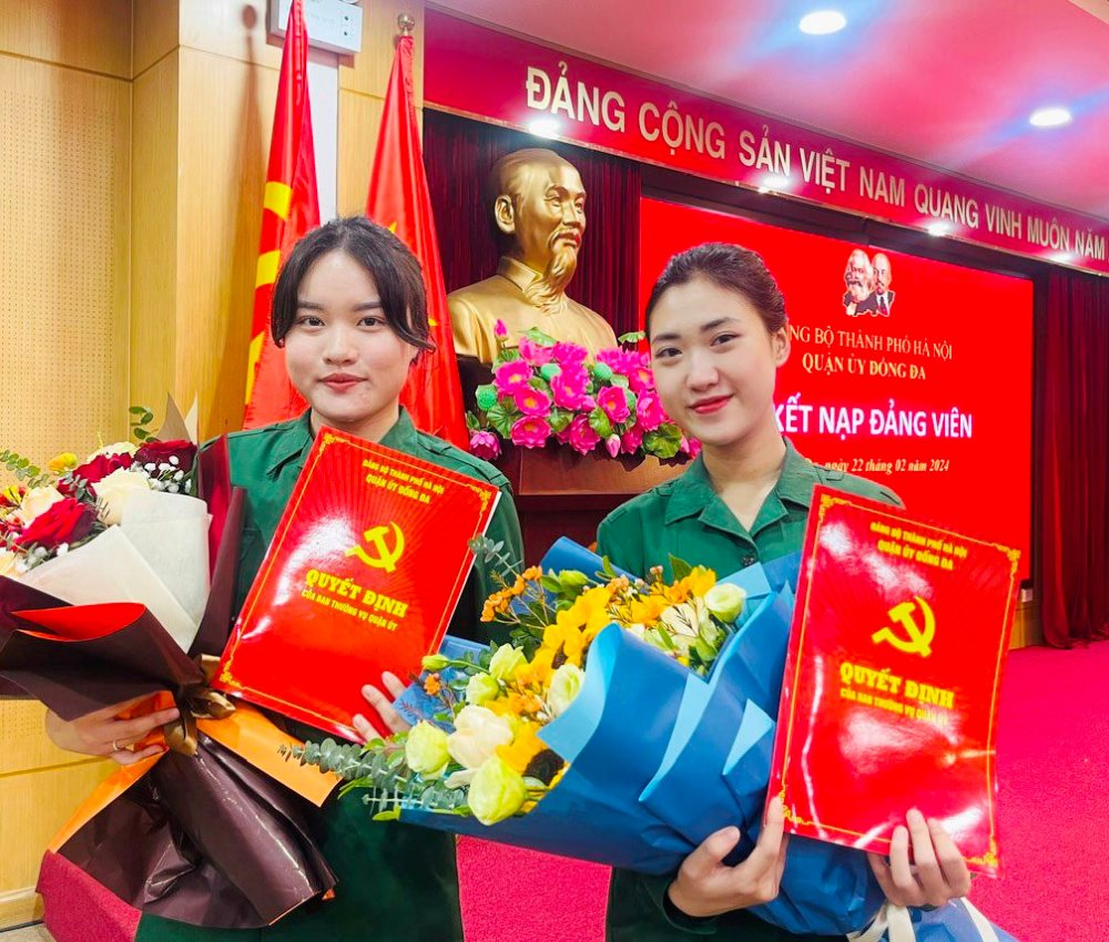 Hà Nội: 2 nữ tân binh xinh đẹp tình nguyện nhập ngũ