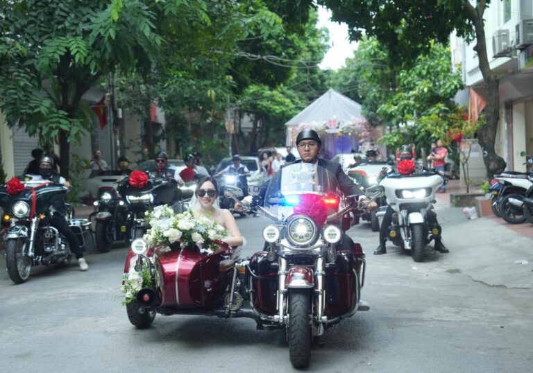 Phố Hà Nội xôn xao đoàn rước dâu bằng dàn mô tô “siêu khủng” 20 tỷ, gia thế “không phải dạng vừa”