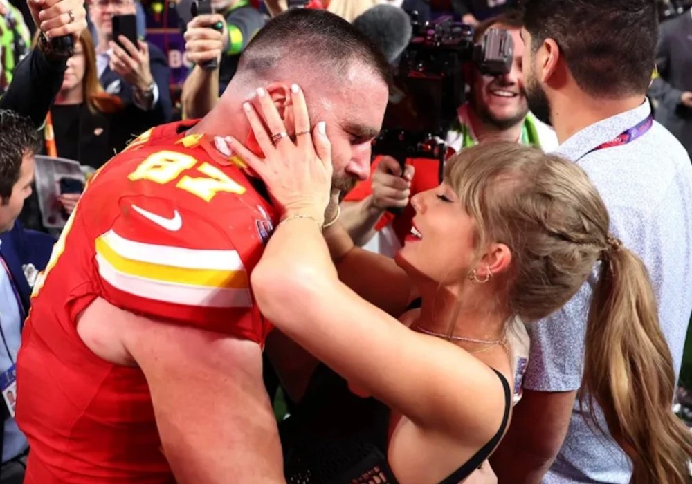 Taylor Swift và bạn trai giúp nhà mốt 'cháy hàng' sau Super Bowl