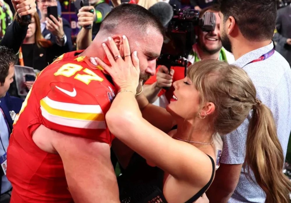 Taylor Swift và bạn trai giúp nhà mốt ‘cháy hàng’ sau Super Bowl