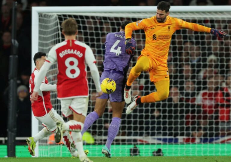 Thủ Thành Alisson Becke mắc lỗi sơ đẵng, khiến Arsenal hạ Liverpool để thắp lại hy vọng ở Ngoại hạng