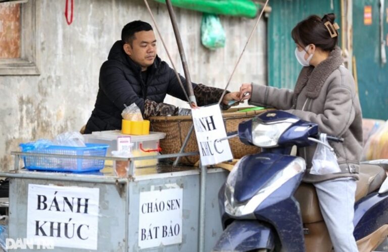 Đôi vợ chồng tần tảo sớm hôm lái xe bạc tỷ bán hàng ở vỉa hè, một ngày kiếm ‘ngon ngót’ bằng cả tháng ương văn phòng