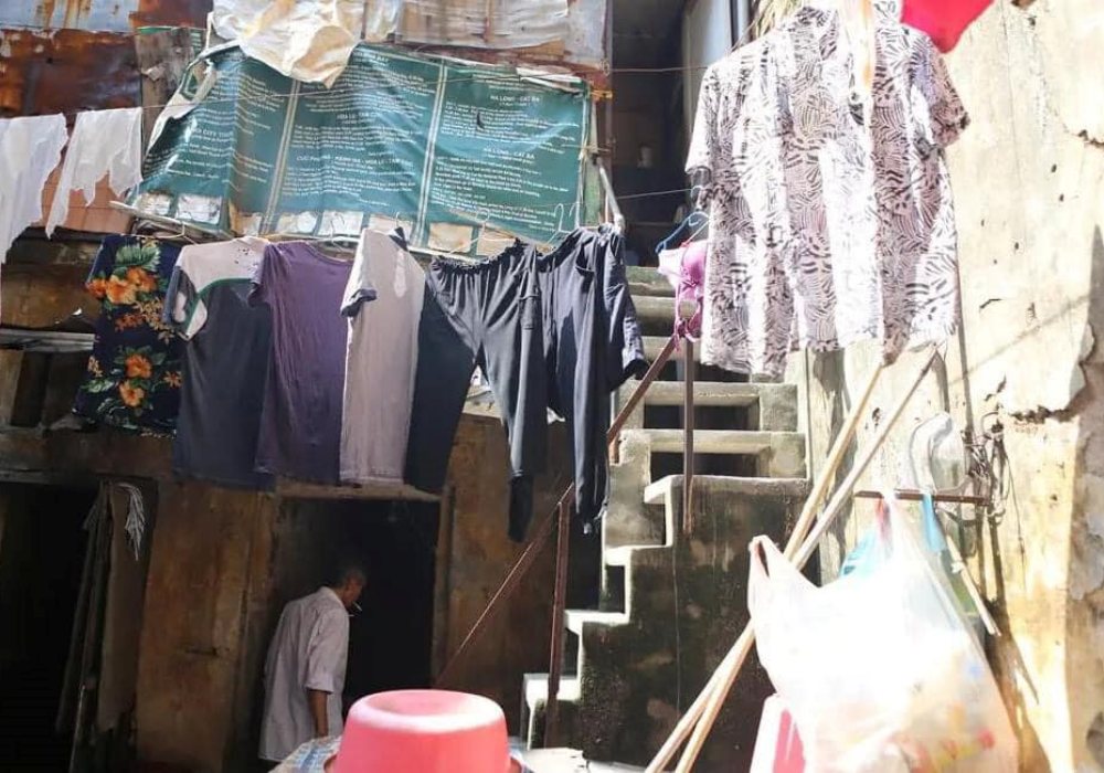 Gia đình 50 năm sống trên 'nóc nhà' vệ sinh phố cổ: Con trai ở rể, con gái xấu hổ không dám lấy chồng