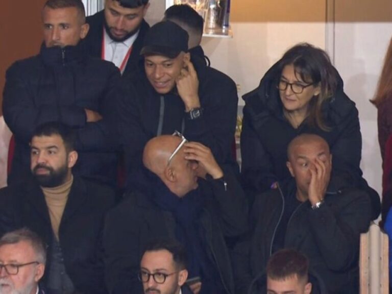 Mbappe bò lên khán đài ngồi với mẹ sau khi bị rút khỏi sân